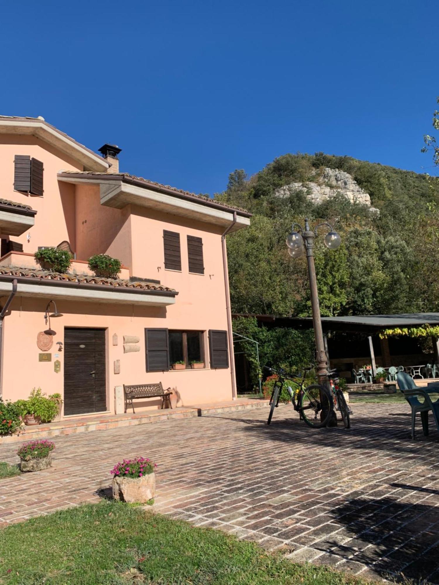 Locanda Salimbeni Guest House San Severino Marche Exterior photo