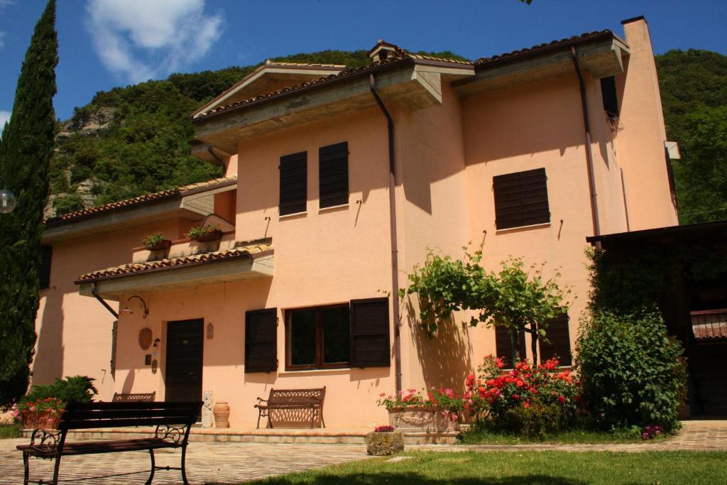 Locanda Salimbeni Guest House San Severino Marche Exterior photo