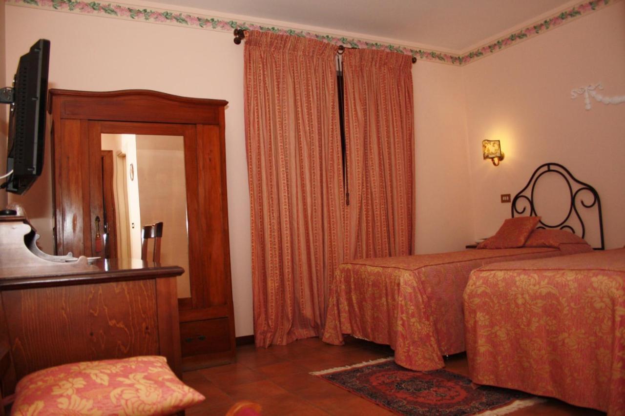 Locanda Salimbeni Guest House San Severino Marche Room photo